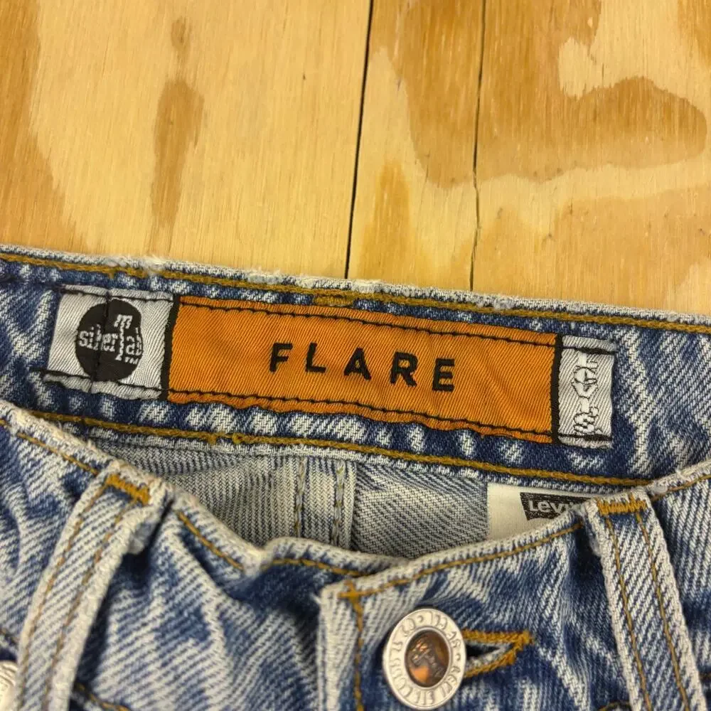 Vintage 1997 Levi’s SilverTab Flare Jeans – Light Blue Washed – Size 9